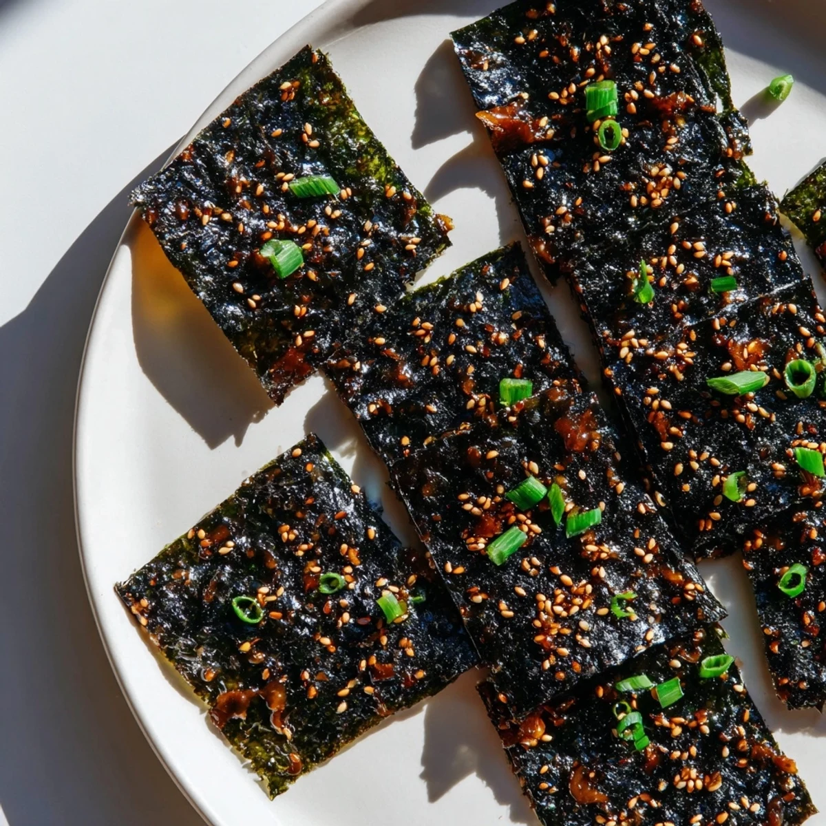Perfectly baked "Snacks de Vague Surf," seaweed squares with sesame seeds, a vegan and gluten-free snack.