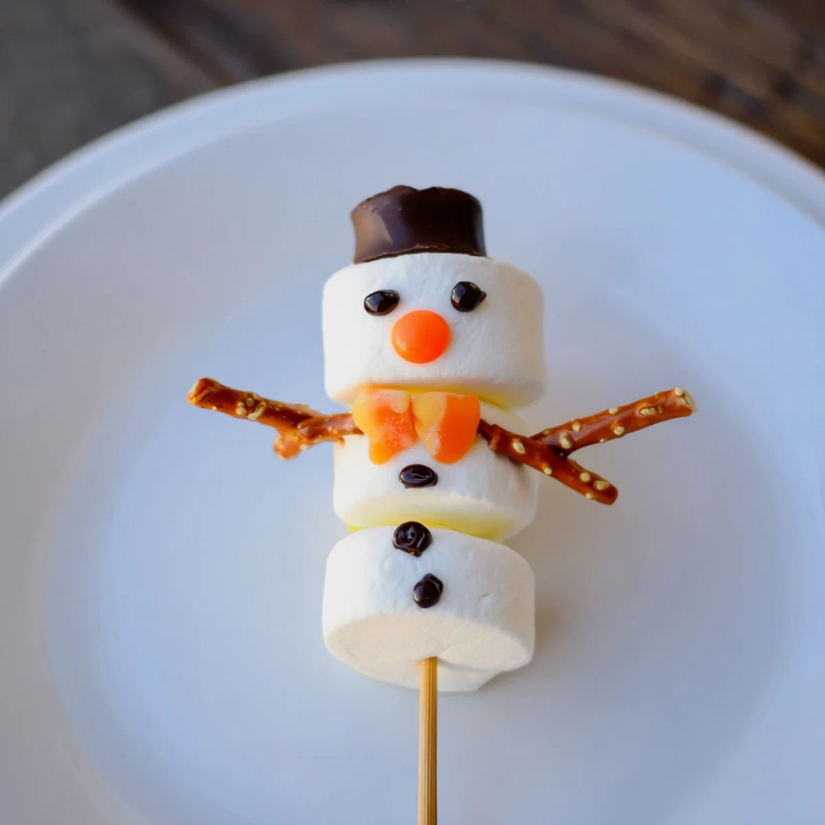Marshmallow snowman stick arrangement: adorable, handmade snowmen on sticks ready for a winter treat.