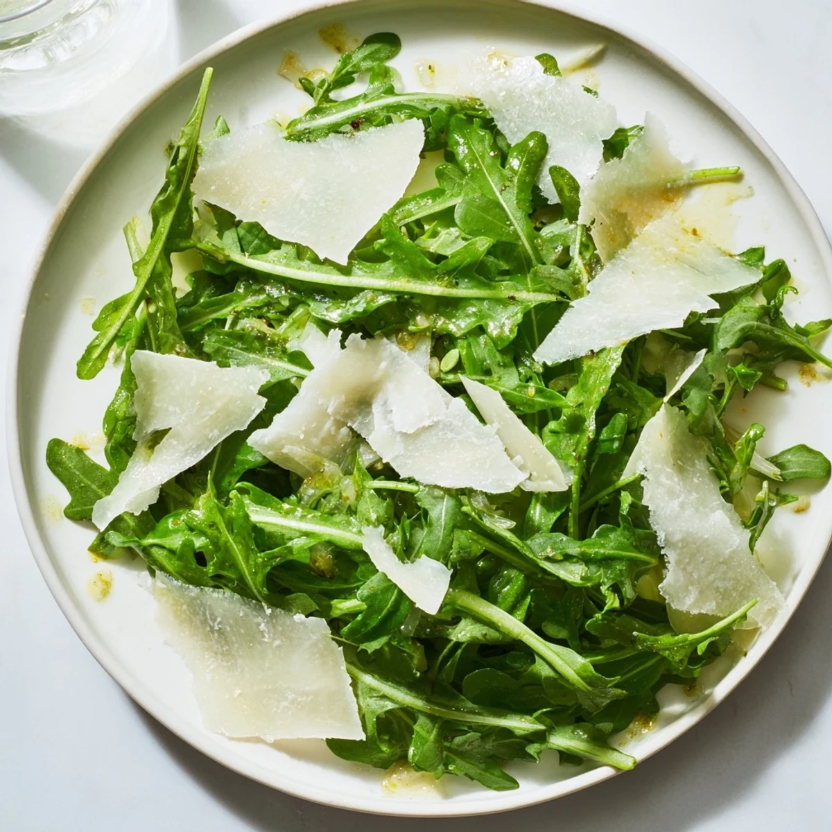 This simple arugula salad with lemon dressing looks refreshing, showcasing perfect Italian flavors.